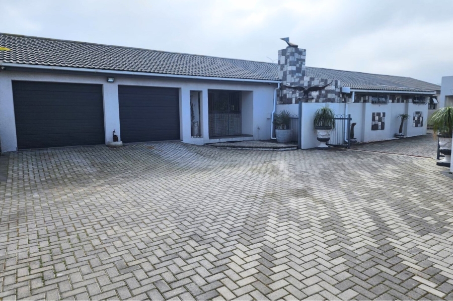 5 Bedroom Property for Sale in Loucharmante Western Cape